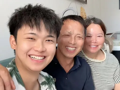 Sau 21 năm bị bắt cóc, chàng trai bán nhà, nghỉ việc, bỏ lại tất cả để trở về chăm sóc cha mẹ ruột khiến ai cũng cảm động