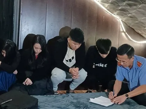 Bắt quả tang Trần Thị Hồng Hoa có hành vi "mờ ám" , hé lộ bí mật trên tầng 3 căn hộ