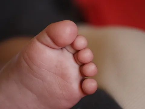 Bị bỏ ở nhà, bé gái 9 tháng tuổi tử vong thương tâm: Lời khai của người mẹ khiến ai cũng phẫn nộ