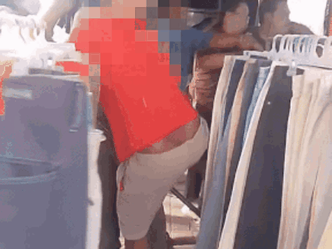 Clip: Mâu thuẫn giá bán, người đàn ông bị chủ tiệm dùng búa tấn công giữa chợ