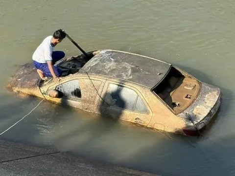 Trục vớt ô tô dưới kênh nước, cảnh sát bàng hoàng phát hiện hài cốt người đàn ông mất tích