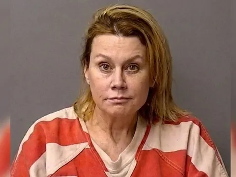 Đau lòng: Mải nhắn tin hẹn hò và uống rượu, người mẹ bỏ mặc con gái gần 3 tuổi chết đuối trong hồ bơi