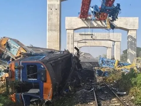 Cần cẩu sập xuống đoàn tàu đang chạy khiến nhiều người thương vong