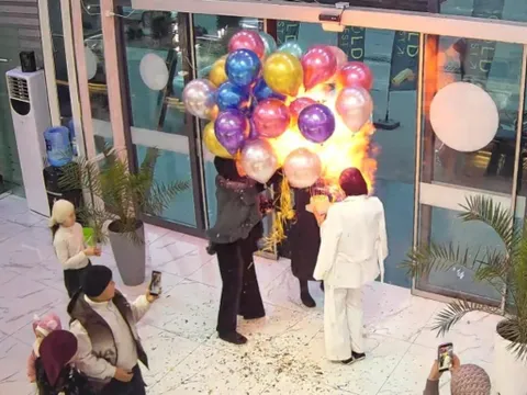 Khoảnh khắc bóng bay hydro phát nổ trong tiệc sinh nhật khiến nhiều người thót tim