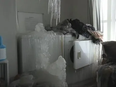 Tiết kiệm tiền sưởi ấm, căn hộ bỗng hóa thành “lâu đài băng”