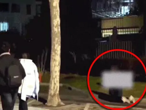 Bắt con quỳ gối giữa khu dân cư, người mẹ khiến MXH phẫn nộ