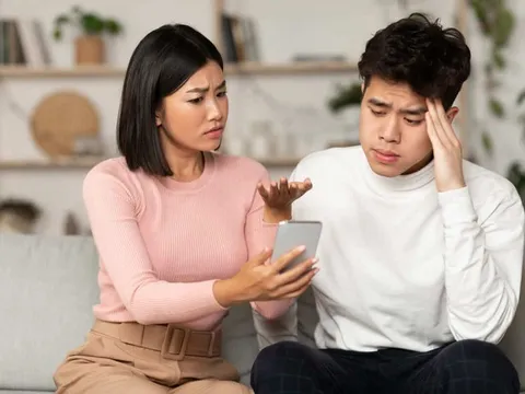 Phát hiện chiếc áo lạ giấu sau ghế xe, tôi làm ầm lên vì ghen, để rồi sụp xuống khi nghe chồng nói một câu