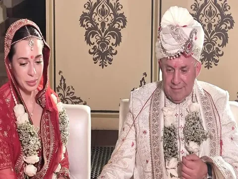 Chú rể 72 tuổi cưỡi ngựa, khoác áo hoàng gia làm đám cưới "trong mơ" với cô dâu kém 45 tuổi