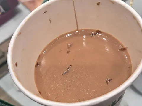 Uống gần hết cốc cà phê, người đàn ông mới bàng hoàng phát hiện "vật thể lạ"