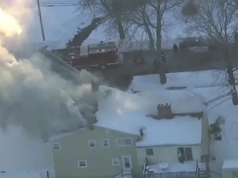 Dọn tuyết, người đàn ông lỡ tay đốt nhà