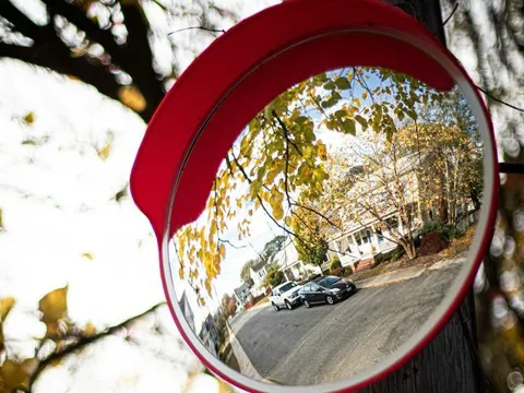 Người phụ nữ liên tục điều chỉnh gương cầu lồi vì... phá phong thủy, cảnh sát phải vào cuộc