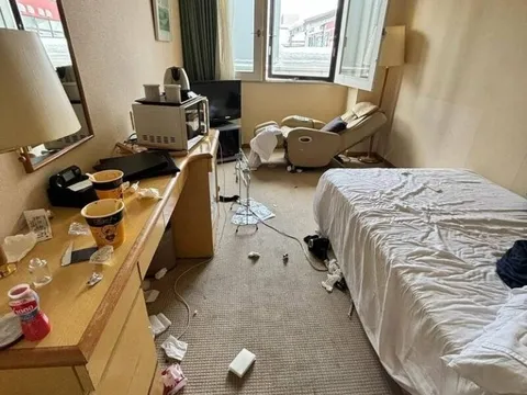 Du khách bị chỉ trích vì để phòng khách sạn ngổn ngang rác, nhân viên lên tiếng bức xúc