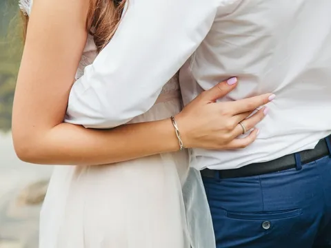 Vợ treo băng rôn "cảm ơn" bạn thân ngoại tình với chồng mình