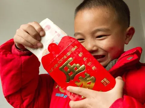 Bị bố rút sạch gần 300 triệu tiền lì xì để... cưới vợ, cậu bé 10 tuổi quyết đâm đơn kiện