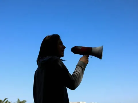 Dùng loa phóng thanh để chửi mắng hàng xóm, người phụ nữ nhận cái kết đắng