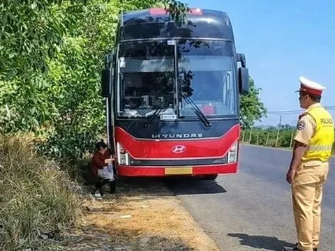 Xử phạt xe khách 45 chỗ nhưng "nhồi" 61 người