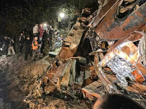 Xe buýt mất lái lao xuống sông khiến ít nhất 18 người thiệt mạng