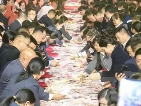 Một công ty chi 4.500 tỷ đồng thưởng cuối năm, nhân viên ôm tiền không xuể khiến MXH xôn xao