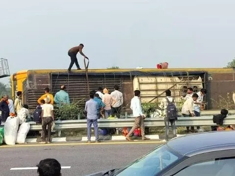 Lật xe buýt 2 tầng khiến 5 người tử vong thương tâm