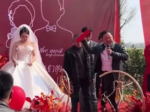 Bố cô dâu trả lại hơn 700 triệu đồng sính lễ ngay trong đám cưới vì lý do này