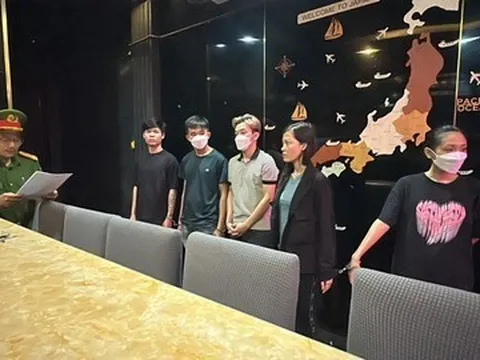 Truy tố nhóm nhân viên dùng vũ lực lột đồ, đẩy khách ra đường ép trả tiền