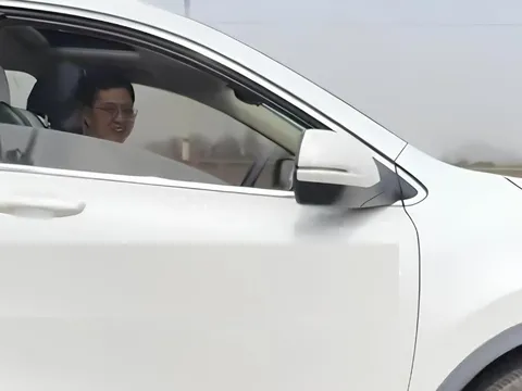 Hành động gây bão MXH của người phụ nữ khi "chạm trán" tình cũ trên cao tốc