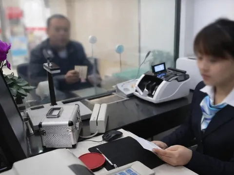 Cha mắc ung thư giai đoạn cuối muốn chuyển hết tiền cho con trai, con gái có hành động khiến ai cũng sững sờ