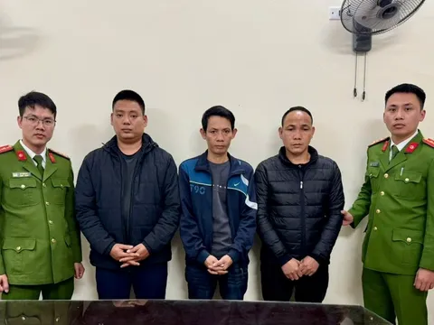 Bắt giữ 3 đối tượng chửi bới, đánh người đi đường