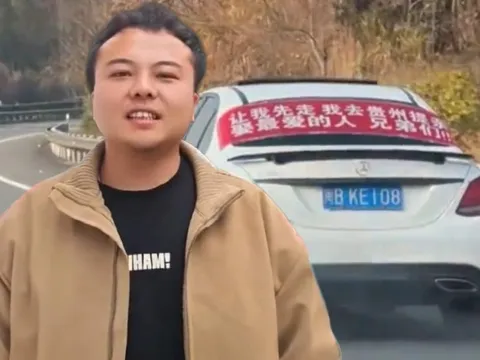 Chàng trai đi hơn 900 km, thoát cảnh tắc đường nhờ tấm biển "đang đi cầu hôn" dán trên xe