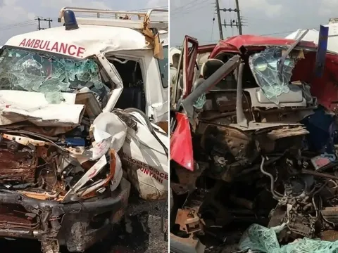 Xe cứu thương va chạm trực diện xe buýt, 16 người thiệt mạng