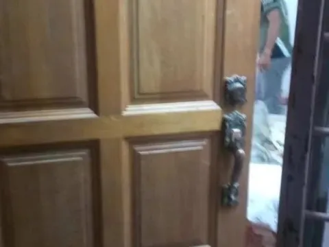 Hàng xóm ngửi thấy mùi lạ, phá cửa vào thì phát hiện cảnh tượng ám ảnh