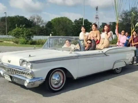 Cô dâu ngồi xe mui trần dẫn đoàn, tự trao sính lễ và ngỏ lời chính thức với bạn trai