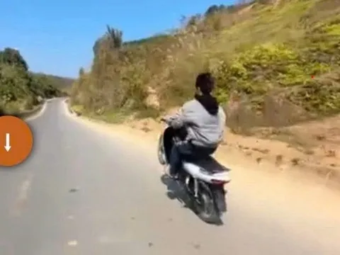 2 thiếu niên bị triệu tập sau khi quay clip bốc đầu xe máy trên quốc lộ