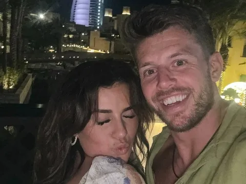 Từ kỳ nghỉ mơ ước đến những ngày thấp thỏm: Cặp đôi "cạn tiền" vì mắc kẹt trong khách sạn ở Dubai