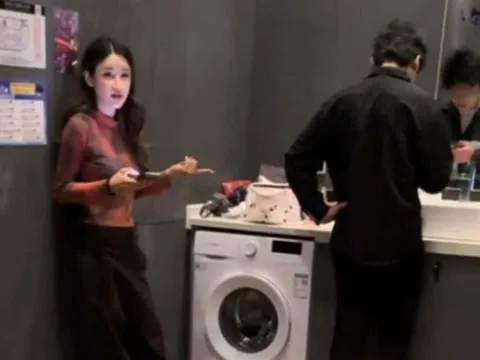 Thuê phòng khách sạn, gia đình sững sờ khi thấy nam thanh niên chui ra từ khe giường