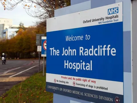 Hộ sinh bỏ ra ngoài khi vợ chuyển dạ nguy hiểm, người chồng run tay tự đỡ đẻ và phát hiện điều khiến anh lạnh sống lưng