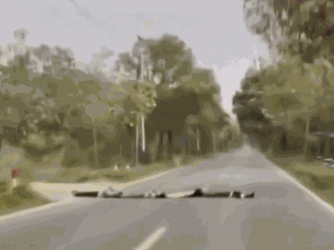 Clip: 4 đứa trẻ nằm giữa đường giả làm "gờ giảm tốc" khiến tài xế thót tim