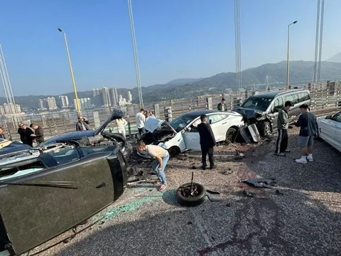 Hong Kong (Trung Quốc): Hơn 10 xe va chạm liên hoàn khiến 10 người bị thương