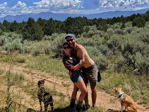 Từng nghĩ "bỏ phố về rừng" là tự do tuyệt đối, cặp vợ chồng bàng hoàng tỉnh ngộ sau một lần suýt mất mạng