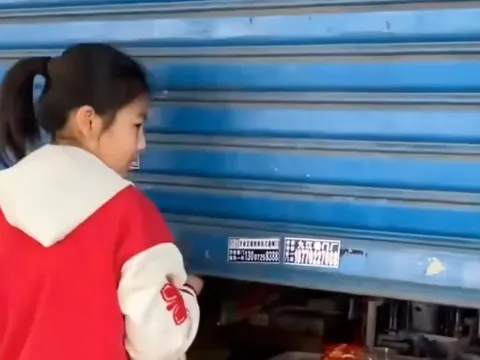 Cô bé 12 tuổi vừa đi học vừa làm “sếp”, dùng tiền lì xì mở cửa hàng rồi thuê chính mẹ mình làm quản lý