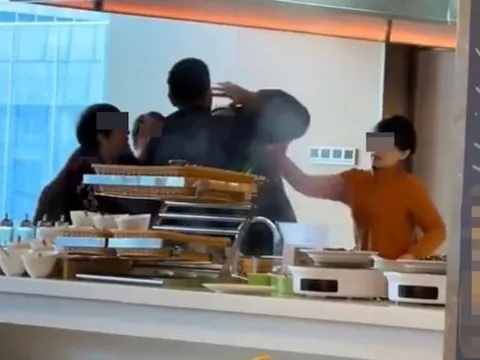 Chỉ vì bị nhắc không được mang đồ buffet về, người đàn ông mất kiểm soát rồi lao vào hành hung nhân viên giữa nhà hàng ở Trung Quốc