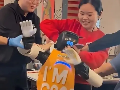 Clip: Đang phục vụ thì robot bỗng “trở chứng”, mất kiểm soát, nhân viên phải vội kéo ra ngoài