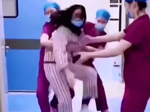 Vừa sinh con, vợ đã cầm dép lao vào đánh chồng tới tấp khiến cả bệnh viện xôn xao