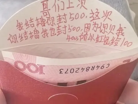 Mở phong bì cưới, chú rể sững người khi tiền mừng bị bạn "trừ nợ" ngay trong ngày vui