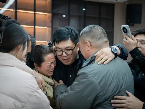 Mẹ mất con sốt hơn 3 thập kỷ sau khoảnh khắc gửi nhờ người lạ, cuối cùng gia đình cũng được đoàn tụ trong nước mắt