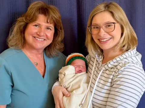 Ba thế hệ cùng chung một khoảnh khắc chào đời, câu chuyện khiến bác sĩ cũng không tin nổi vì quá trùng hợp