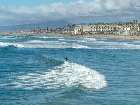 Chỉ trong vài giây lơ là khi đang chơi ở vùng nước nông, bé gái 6 tuổi bị cuốn ra biển nhưng cái kết sau đó khiến ai cũng thở phào