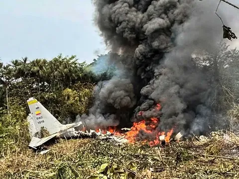 Máy bay quân sự Colombia bất ngờ rơi sau khi cất cánh ít phút khiến hàng chục người bị thương
