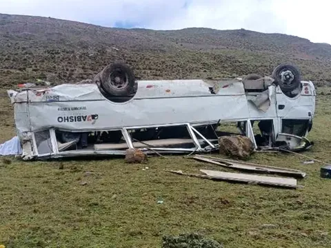 Peru: Xe buýt bất ngờ lao ra khỏi đường rồi lật úp khiến nhiều người tử vong thương tâm