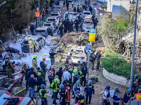 Iran phóng 7 đợt tên lửa trong vòng 10 giờ, thủ đô của Israel hứng chịu thiệt hại nặng nề